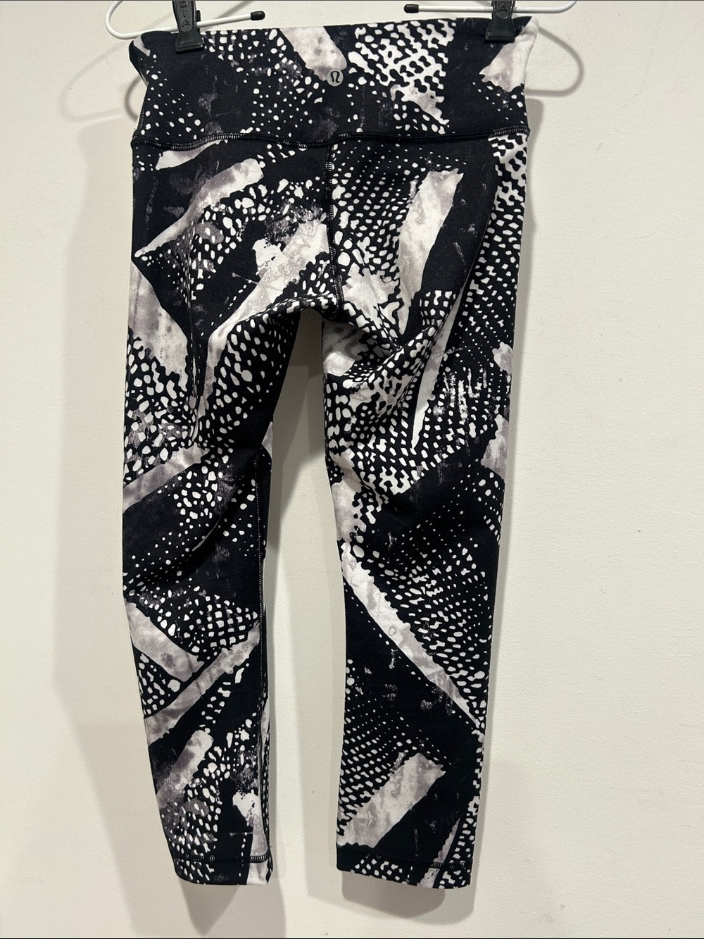 lululemon athletica Black & White Abstract Art to wear Print Leggings cropped 4 - Picture 3 of 5